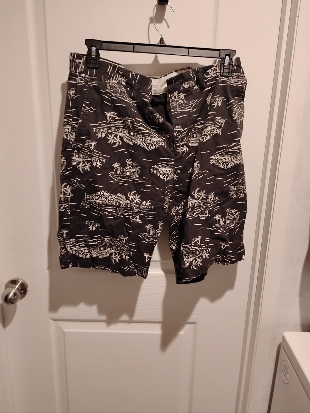 Old Navy Black and White Island Print Hybrid Shorts